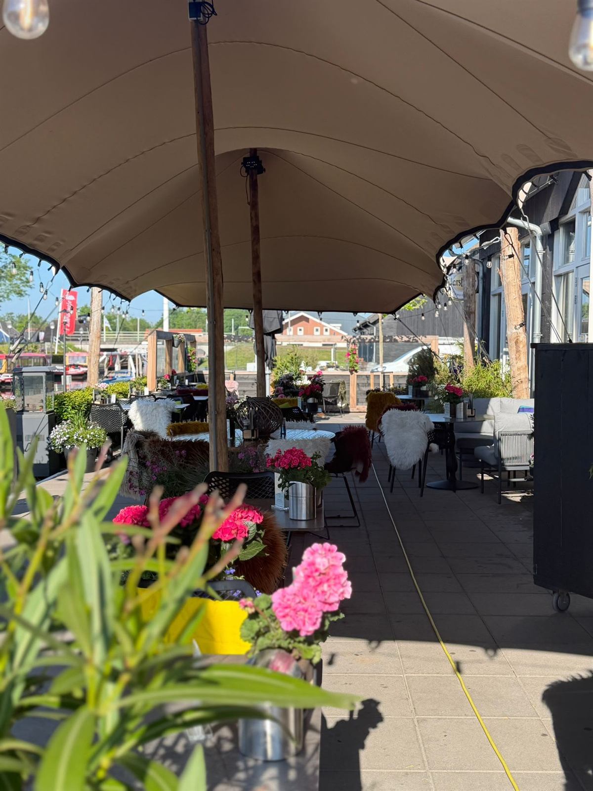 Uitzicht vanaf het terras van De Eetkamer op de haven met bootjes